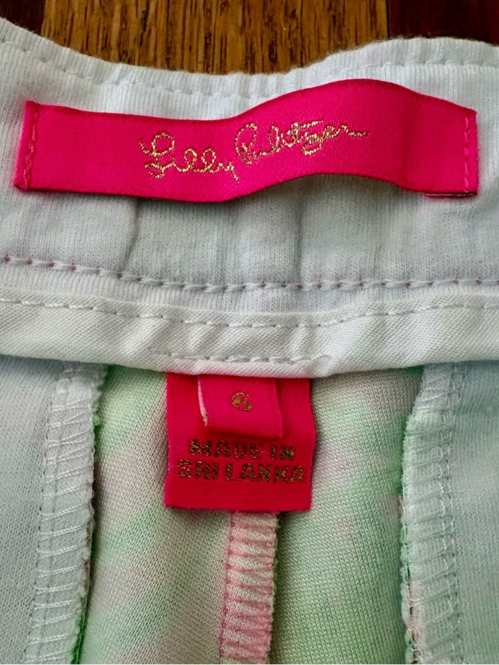 Women’s Lilly Pulitzer Pink &. Green Fish Print Scalloped Shorts Size 6 - Picture 3 of 4